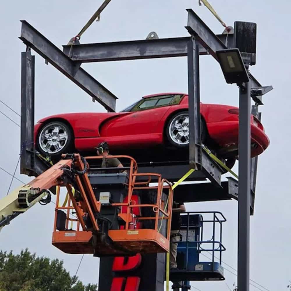 El Dodge Viper RT/10 de 1996 montado sobre la plataforma de 30 pies del concesionario Audubon Chrysler en Henderson, Kentucky, visible desde la autopista US-41