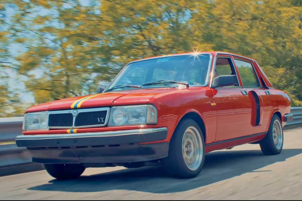 The Lancia Trevi Bimotore at the Abarth plant in Chivasso, 1984 — painted in Montebello red with a yellow and blue stripe in the colours of Turin