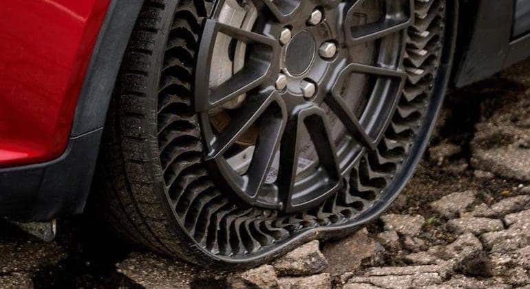 El Michelin UPTIS — Unique Puncture-proof Tire System — montado en un Chevrolet Bolt EV durante las pruebas con GM en Michigan, 2019