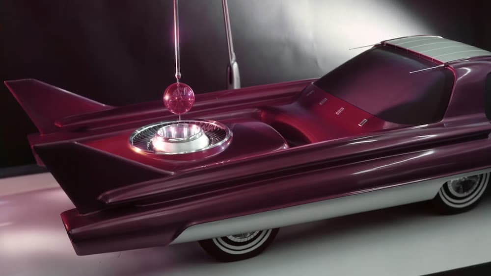El modelo a escala 3/8 del Ford Nucleon en el estudio de pintura de Ford, 1958 — con la cápsula de potencia nuclear entre las aletas traseras y la cabina avanzada sobre el eje delantero