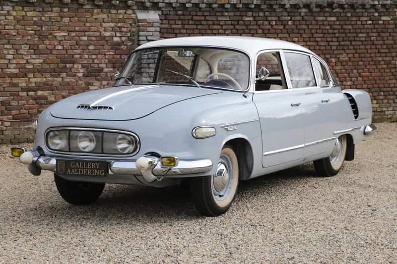 El Tatra T603 primera serie en negro oficial, mostrando sus tres faros bajo el parabrisas único y la carrocería aerodinámica de fastback — ca. 1957