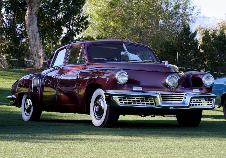 El Tucker 48 Sedan en su color azul metálico, mostrando el tercer faro central 'Cyclops Eye', el parabrisas panorámico y la silueta fastback de 1948