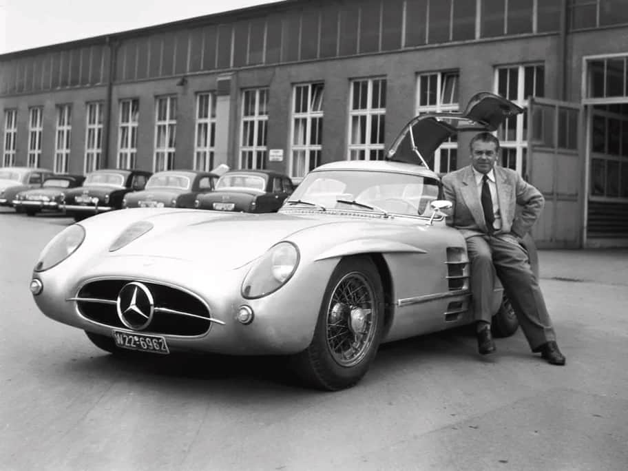El Mercedes-Benz 300 SLR Uhlenhaut Coupé con sus puertas de ala de gaviota abiertas, ca. 1956 — el coche de calle más rápido del mundo durante décadas