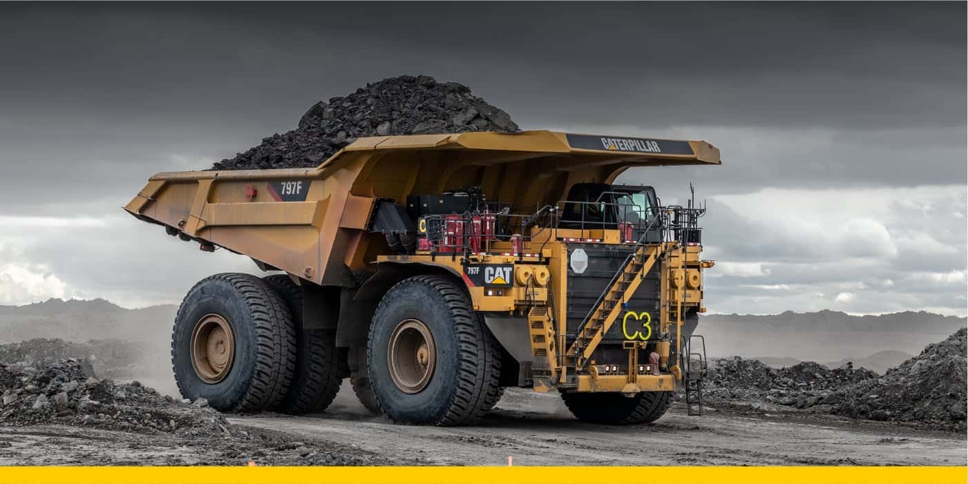 El Caterpillar 797F en una operación de arenas petrolíferas en Alberta, Canadá, mostrando sus neumáticos de 4 metros y su tolva de carga levantada