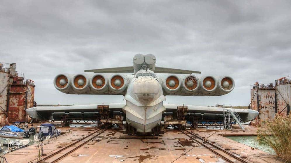 El KM Ekranoplan del Mar Caspio en operación sobre el agua, ca. 1967 — 92 metros de longitud, 544 toneladas de peso máximo, 10 turborreactores