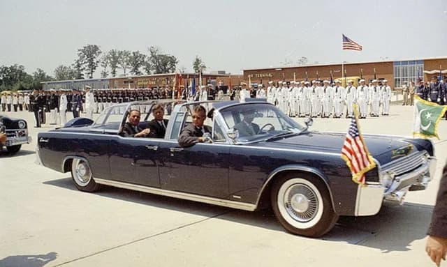 El SS-100-X Lincoln Continental en el motorcade por las calles de Dallas, Texas, 22 de noviembre de 1963 — minutos antes del asesinato del presidente Kennedy
